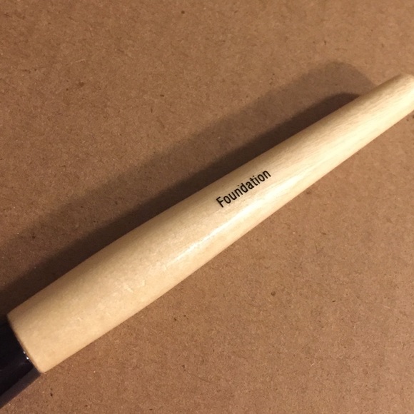 BRAND NEW Benefit Foundation Brush - Picture 2 of 3
